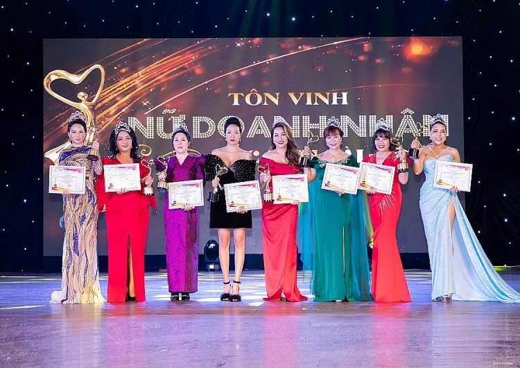 Ca sĩ Nguyên Vũ trao giải Lễ tôn vinh 'Nữ doanh nhân sắc tâm tài' mùa 4