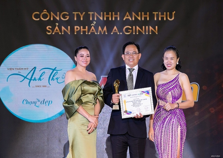 Ca sĩ Nguyên Vũ trao giải Lễ tôn vinh 'Nữ doanh nhân sắc tâm tài' mùa 4