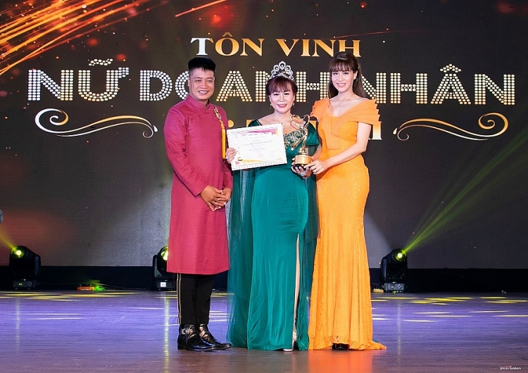 Ca sĩ Nguyên Vũ trao giải Lễ tôn vinh 'Nữ doanh nhân sắc tâm tài' mùa 4