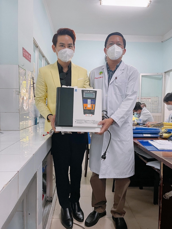 MC Hồng Phúc tặng máy nước sạch cho bác sĩ và bệnh nhi
