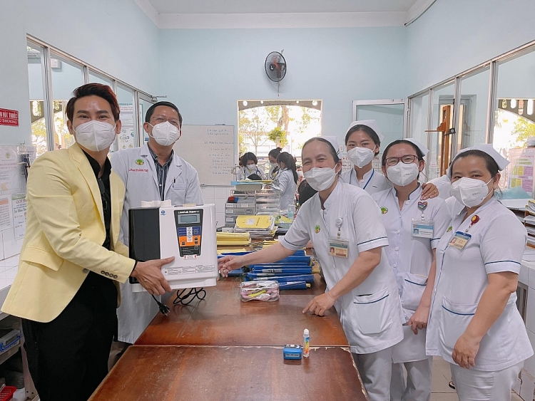 MC Hồng Phúc tặng máy nước sạch cho bác sĩ và bệnh nhi