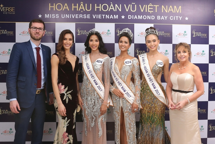 Chủ tịch Paula Shugart, Giám đốc điều hành Amy Emmerich cùng 'Miss Universe 2021' Harnaaz Kaur Sandhu tham dự 'Hoa hậu hoàn vũ Việt Nam 2022'