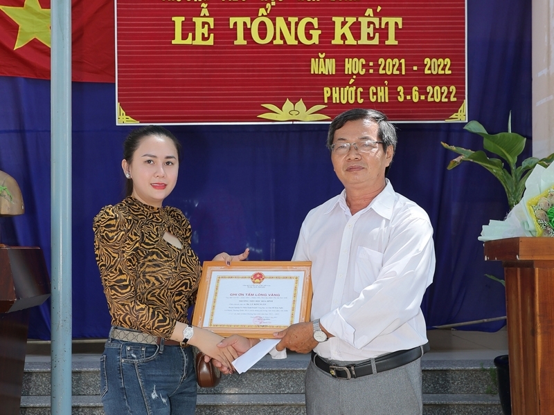 'Hoa hậu thiện nguyện' Lý Kim Ngân thăm và tặng áo cho học sinh Trường tiểu học Hòa Bình - Tây Ninh