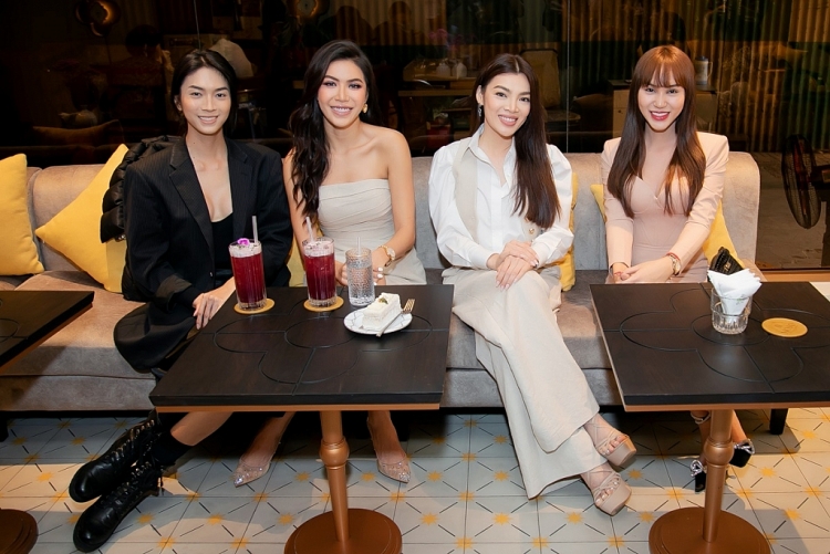 Minh Tú truyền năng lượng cho Trân Đài đi thi 'Miss International Queen 2022'