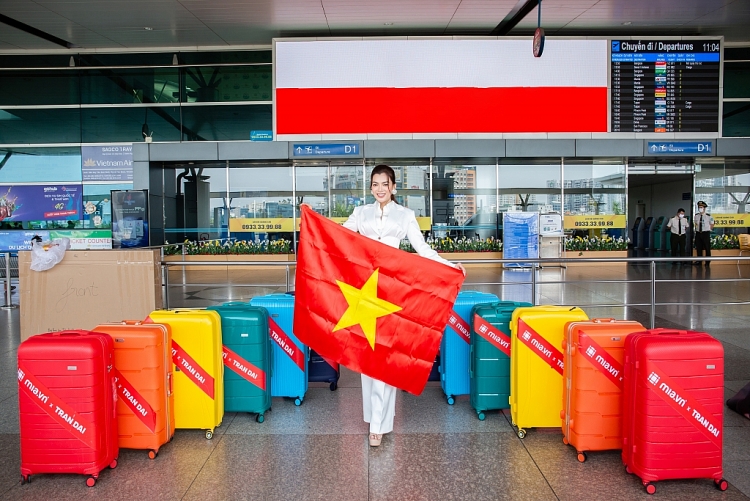 Trân Đài mang 12 vali, giơ cao cờ Việt Nam sang Thái Lan tham dự 'Miss International Queen 2022'