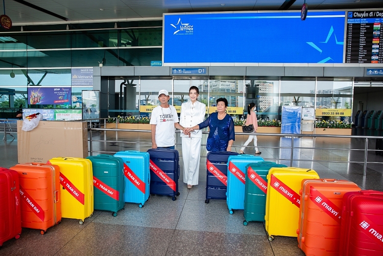 Trân Đài mang 12 vali, giơ cao cờ Việt Nam sang Thái Lan tham dự 'Miss International Queen 2022'