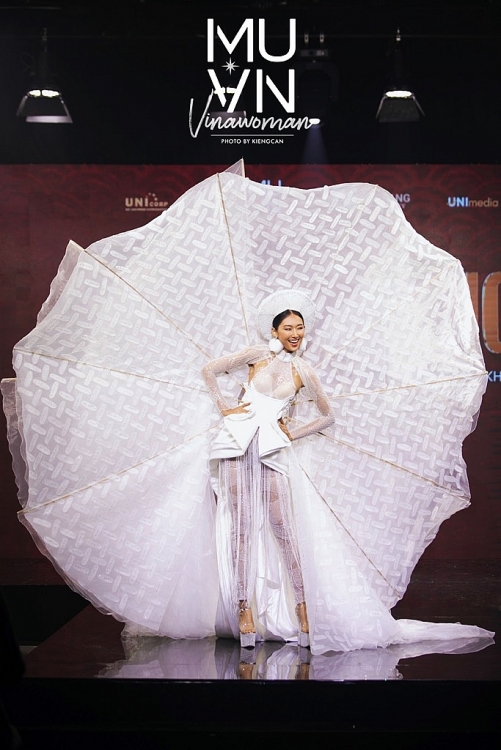 Thanh Khoa gây ấn tượng với trang phục 'Bánh tráng' tại 'Hoa hậu hoàn vũ Việt Nam 2022'