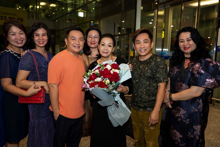 Danh ca Khánh Ly hạnh phúc khi được người hâm mộ chào đón tại sân bay