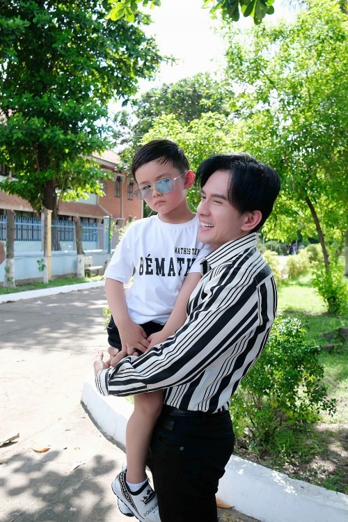 Đan Trường và doanh nhân Thủy Tiên đưa con trai đi làm từ thiện