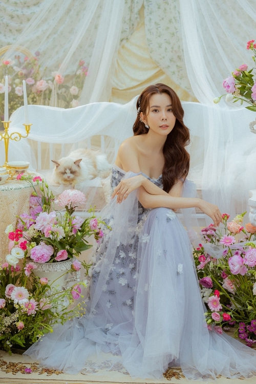 Hoa hậu Huỳnh Vy tung bộ ảnh tựa 'công chúa pha lê' mừng tuổi mới