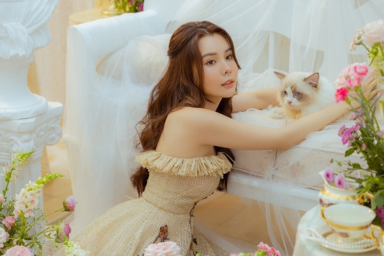 Hoa hậu Huỳnh Vy tung bộ ảnh tựa 'công chúa pha lê' mừng tuổi mới