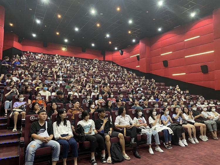 'Em và Trịnh' mở thêm suất chiếu lúc 0 giờ vẫn đông khách, khán giả Thủ đô đội mưa đến xem