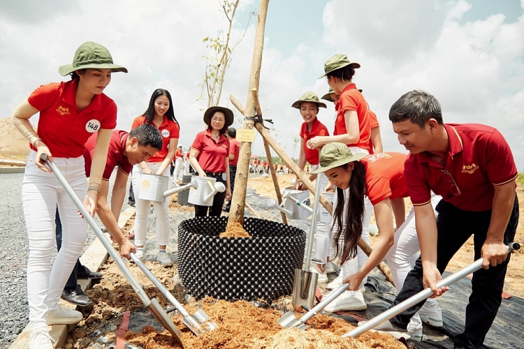Top 41 'Hoa hậu hoàn vũ Việt Nam 2022' tham gia hoạt động trồng cây xanh và tìm hiểu năng lượng mặt trời tại Long An