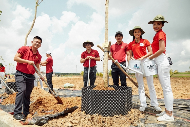 Top 41 'Hoa hậu hoàn vũ Việt Nam 2022' tham gia hoạt động trồng cây xanh và tìm hiểu năng lượng mặt trời tại Long An