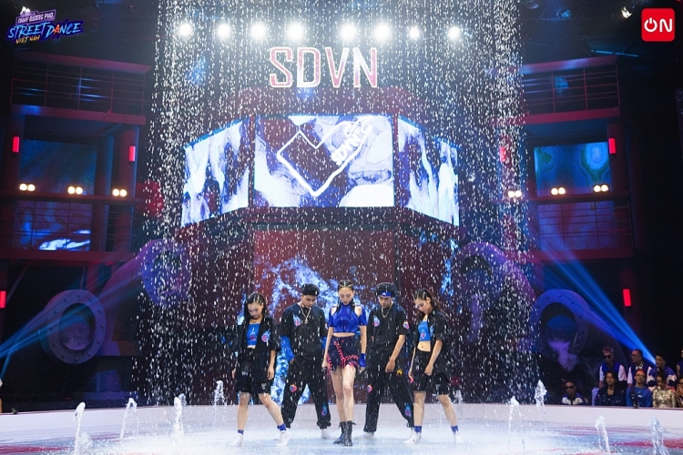 'Street Dance Vietnam': Sân khấu nước hoành tráng, Chi Pu, Kay Trần giành chiến thắng trước Trọng Hiếu, Bảo Anh