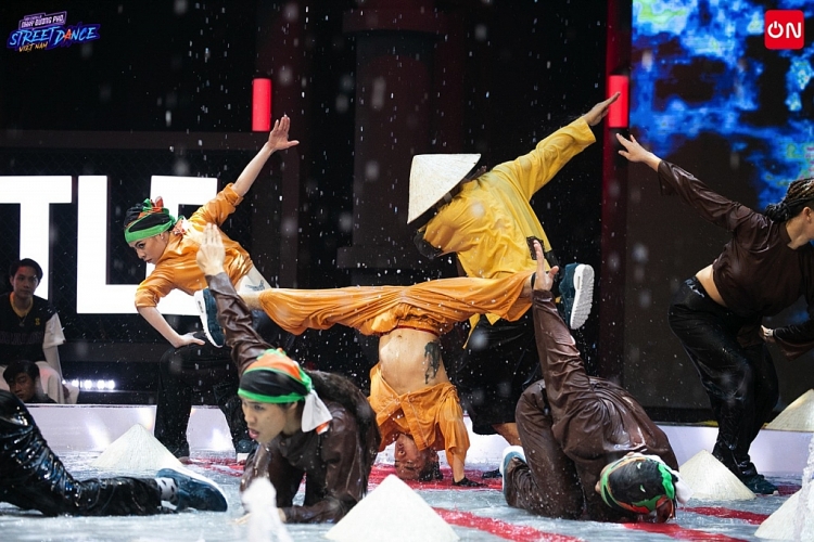 'Street Dance Vietnam': Sân khấu nước hoành tráng, Chi Pu, Kay Trần giành chiến thắng trước Trọng Hiếu, Bảo Anh