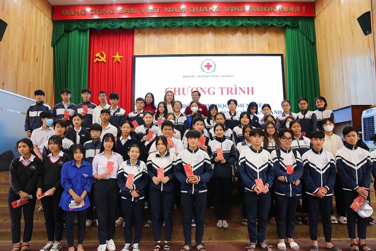 Mỹ Tâm trao học bổng cho học sinh và tặng quà cho bà con khó khăn tại Lâm Đồng