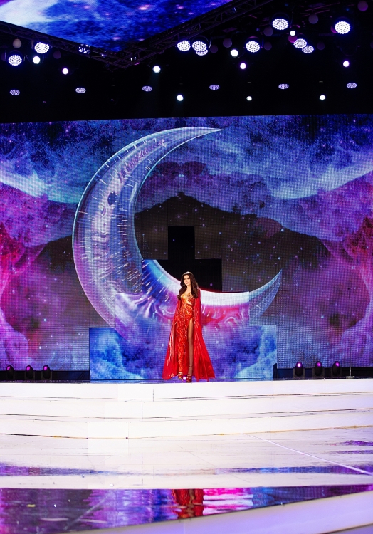 Trân Đài 'thiêu đốt' sân khấu trong đêm bán kết 'Miss International Queen 2022'