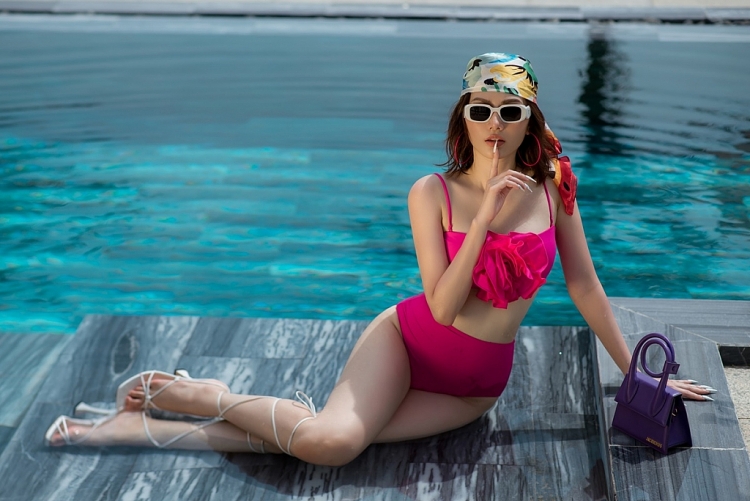 Hoa hậu Diệu Linh khoe dáng nóng bỏng trên bãi biển