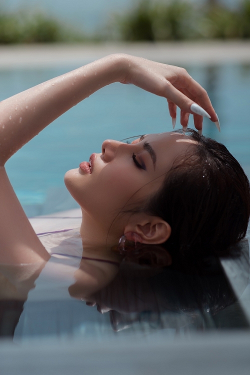 Hoa hậu Diệu Linh khoe dáng nóng bỏng trên bãi biển