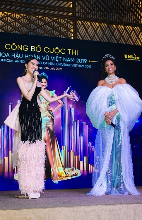Thanh Thanh Huyền khoe chân dài 'cực phẩm' thử trang phục làm MC đêm chung kết 'Hoa hậu hoàn vũ Việt Nam'