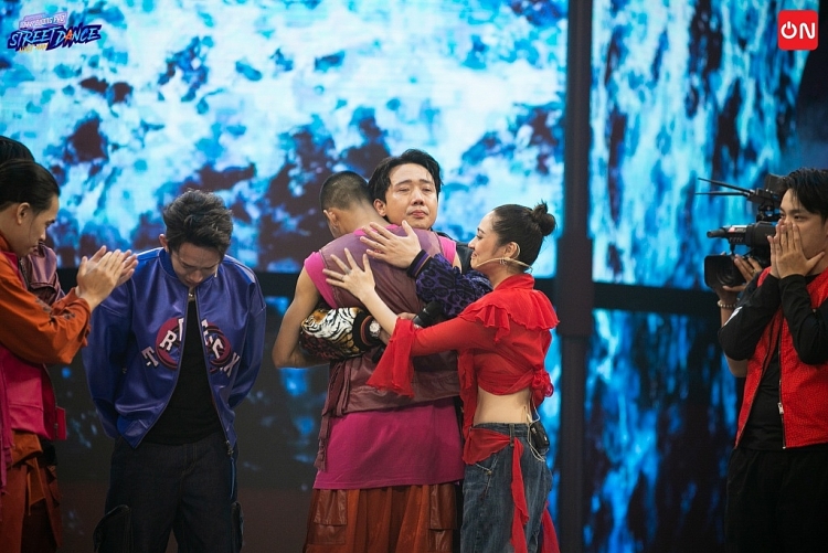 Chi Pu biến sân khấu thành nơi tắm gội, Trọng Hiếu mang cả 'Aquaman' và nàng tiên cá đến 'Street Dance Vietnam'