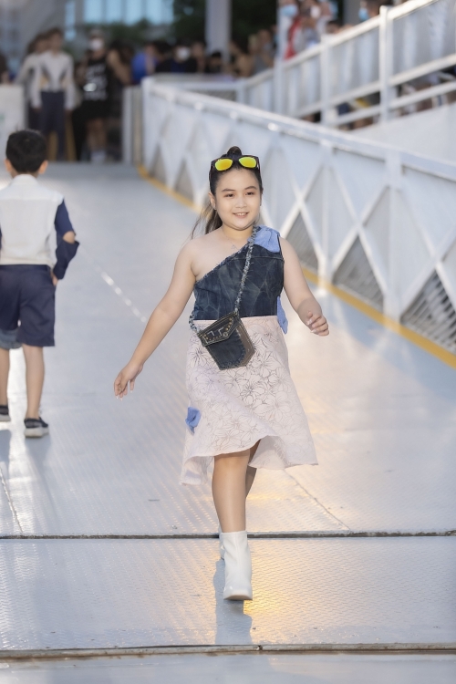 'Có hẹn với Sài Gòn': 100 Hoa hậu, siêu mẫu, người mẫu nhí trình diễn catwalk trên Bến Bạch Đằng