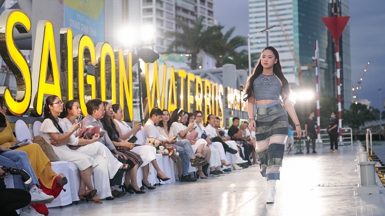 'Có hẹn với Sài Gòn': 100 Hoa hậu, siêu mẫu, người mẫu nhí trình diễn catwalk trên Bến Bạch Đằng