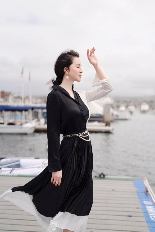'Nữ hoàng ảnh lịch' Thanh Mai thả dáng tại thị trấn biển Balboa