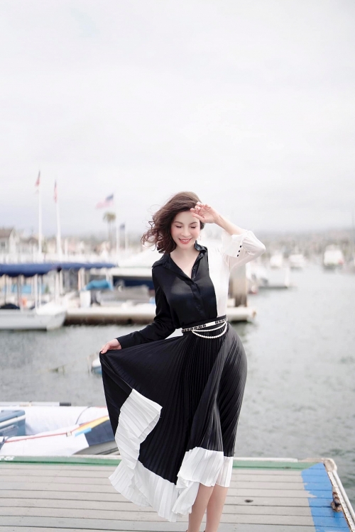 'Nữ hoàng ảnh lịch' Thanh Mai thả dáng tại thị trấn biển Balboa