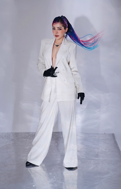 Linh Barbie 'chất như nước cất' diện áo vest phối phong cách 'no bra'