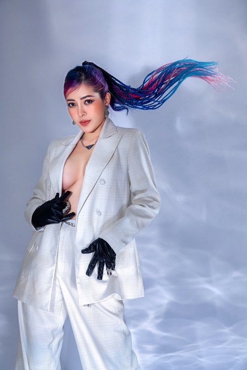 Linh Barbie 'chất như nước cất' diện áo vest phối phong cách 'no bra'