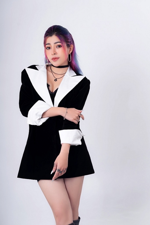 Linh Barbie 'chất như nước cất' diện áo vest phối phong cách 'no bra'