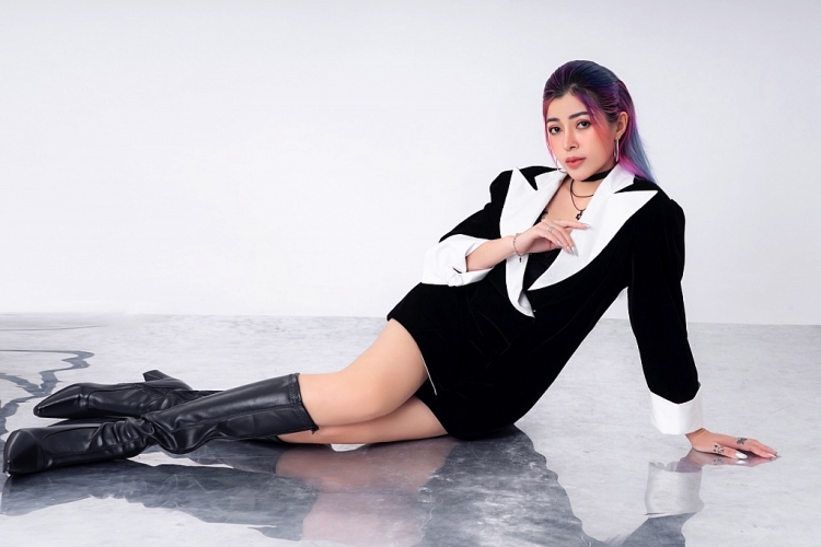 Linh Barbie 'chất như nước cất' diện áo vest phối phong cách 'no bra'