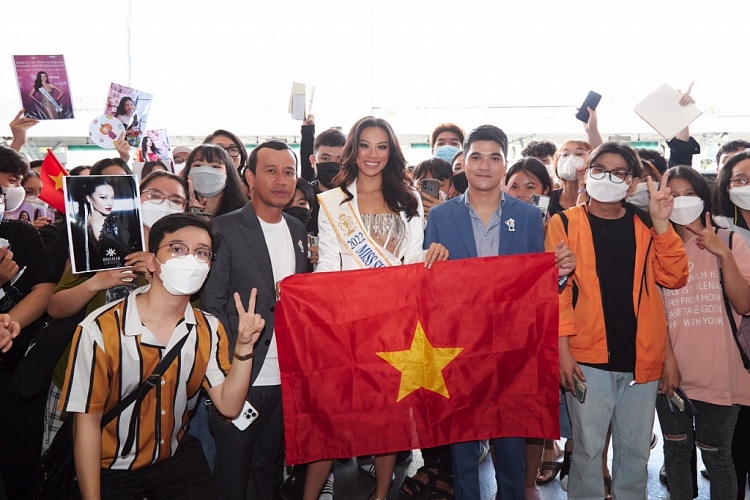 Kim Duyên mang 10 vali hành lý cùng bộ trang phục dân tộc nặng gần 30kg chính thức lên đường dự thi 'Miss Supranational 2022'