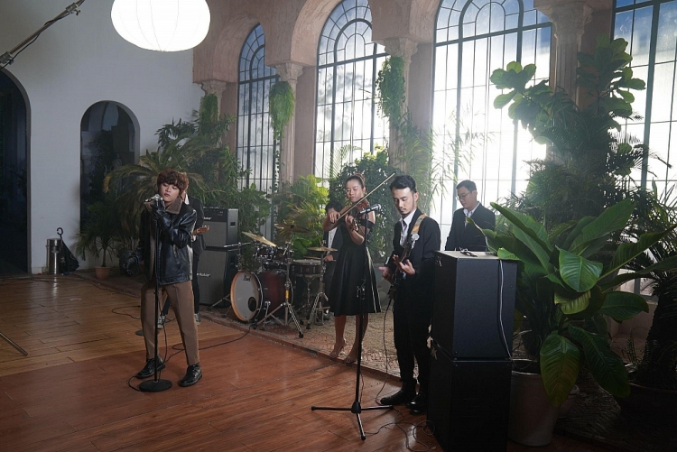 Sau một năm dài yên ắng để tìm hiểu nhiều hơn về âm nhạc, Thiên Khôi đã kết hợp dòng nhạc Bossa Nova với Pop để tạo ra một màu sắc âm nhạc mới trong loạt MV mới
