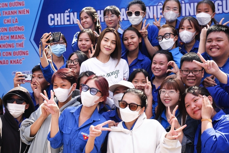 Hồ Ngọc Hà cùng ekip trao quỹ thiện nguyện 500 triệu đồng trước thềm 'Love Songs Đà Nẵng'