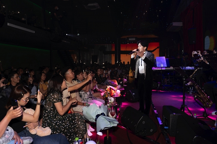 Khán giả Hà Nội, Đà Nẵng vào TP.HCM ủng hộ đêm nhạc Đan Trường - Trung Quang