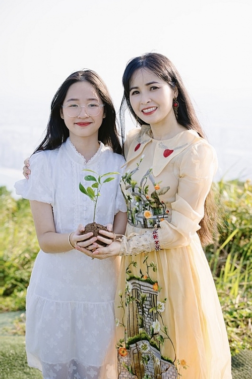 Ca sĩ Trang Nhung trở lại với 'Mong thế giới yên bình' ủng hộ môi trường