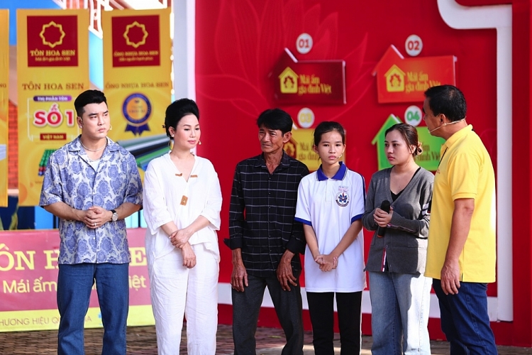 'Mái ấm gia đình Việt': Ưng Hoàng Phúc và Thùy Trang cùng bỏ tiền túi, tặng 30 triệu cho các em nhỏ mồ côi