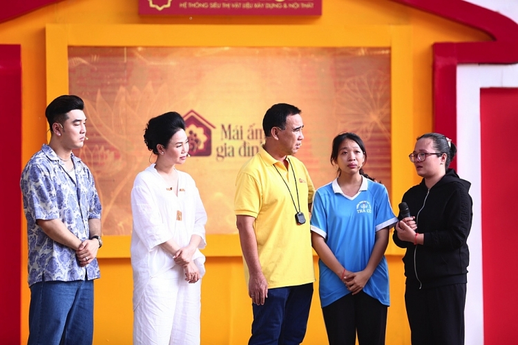 'Mái ấm gia đình Việt': Ưng Hoàng Phúc và Thùy Trang cùng bỏ tiền túi, tặng 30 triệu cho các em nhỏ mồ côi