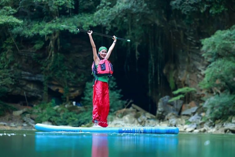 Hoa hậu H'Hen Niê và loạt ảnh kỷ niệm hành trình thám hiểm 5 hang động