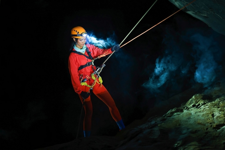 Hoa hậu H'Hen Niê và loạt ảnh kỷ niệm hành trình thám hiểm 5 hang động