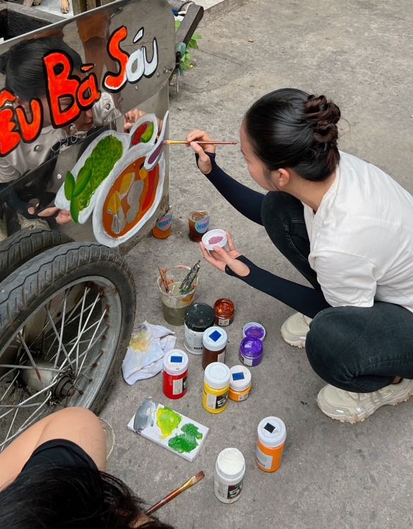 Ngọc Châu tự tay trang trí xe bún riêu cùng nhóm vẽ hạnh phúc cho cụ bà bán vé số 90 tuổi