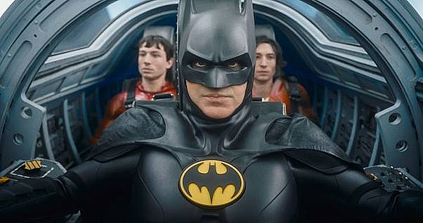 Những bí mật thú vị xoay quanh bom tấn 'Flash': Batman lái siêu xe lộng lẫy, 50 bối cảnh được sử dụng