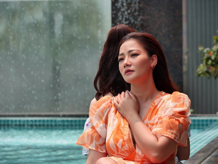 Tuyết Mai, Thu Trang gây sốc với hình ảnh đồng tính nữ trong MV 'Chưa quên người yêu cũ'