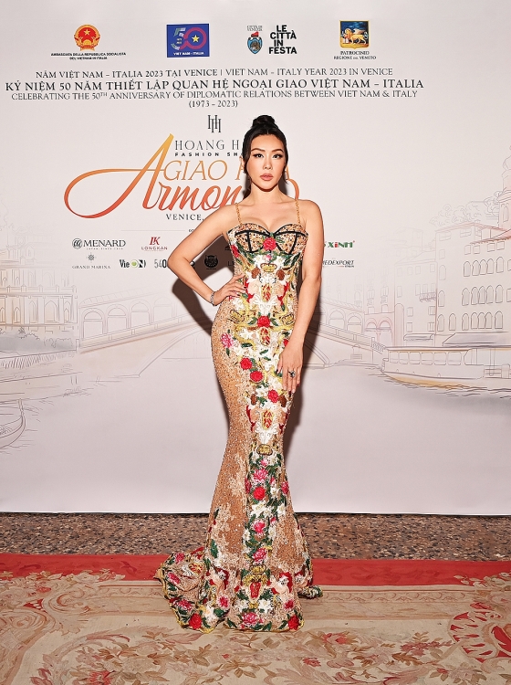 Hoa hậu Thu Hoài diện áo dài làm vedette, khán giả quốc tế hết lời khen ngợi