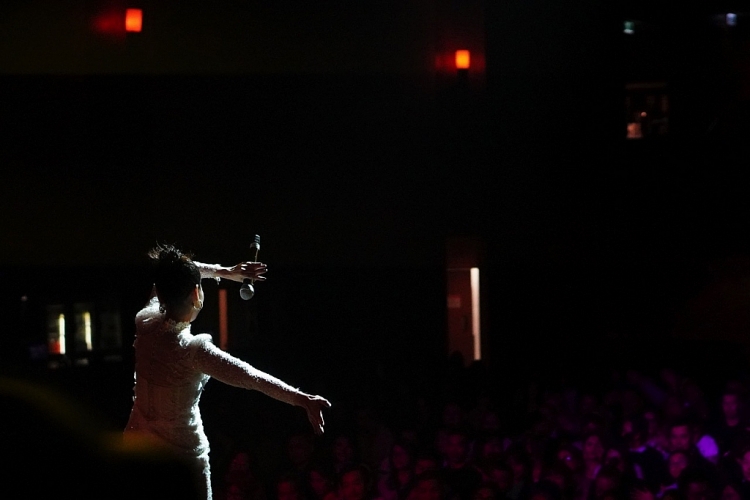 Trương Thảo Nhi liên tục gặp sự cố, mất tiếng, khóc nấc trong chuyến lưu diễn ở Úc