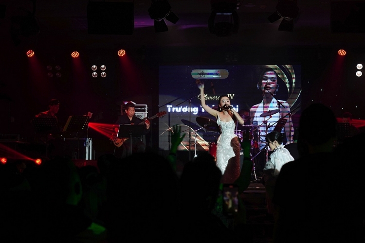 Trương Thảo Nhi liên tục gặp sự cố, mất tiếng, khóc nấc trong chuyến lưu diễn ở Úc