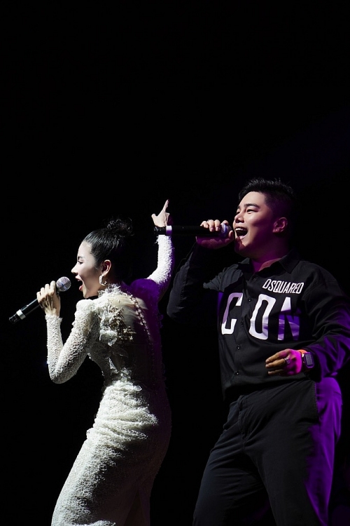 Trương Thảo Nhi liên tục gặp sự cố, mất tiếng, khóc nấc trong chuyến lưu diễn ở Úc